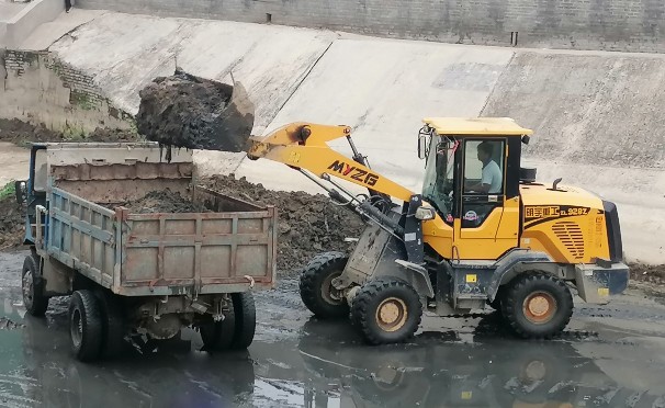 王快水库定州管理所对沙河灌渠渠道城区段进行清淤清障