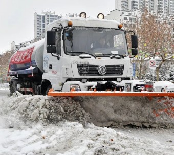 定州全力以赴应对降雪天气