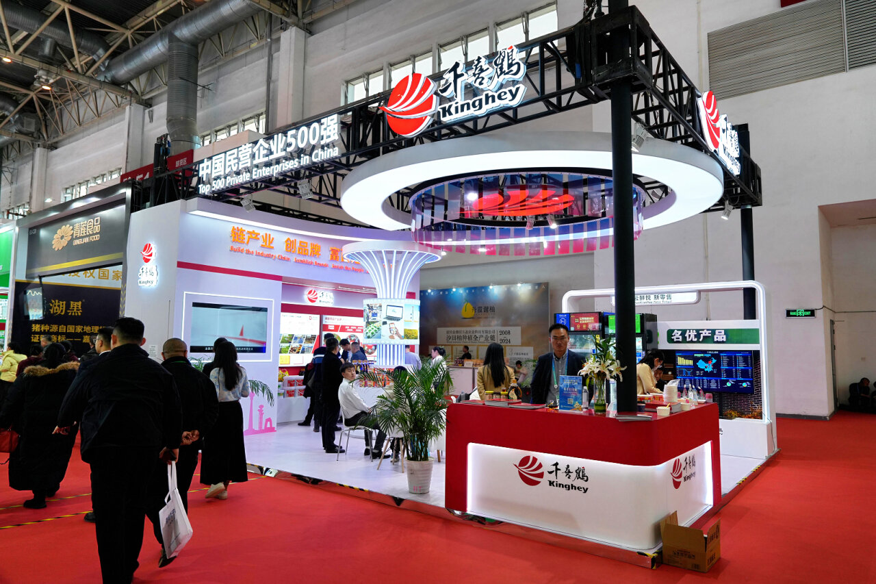 1733004548273027.jpg 11月26日拍摄的第二届链博会绿色农业链展区里的河北千喜鹤饮食股份有限公司展台。 河北日报记者 王伟摄.jpg