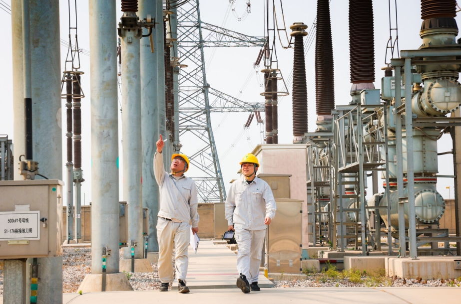 近日，国网冀北电力有限公司员工在变电站检查电力设备。 周宇翔摄.jpg