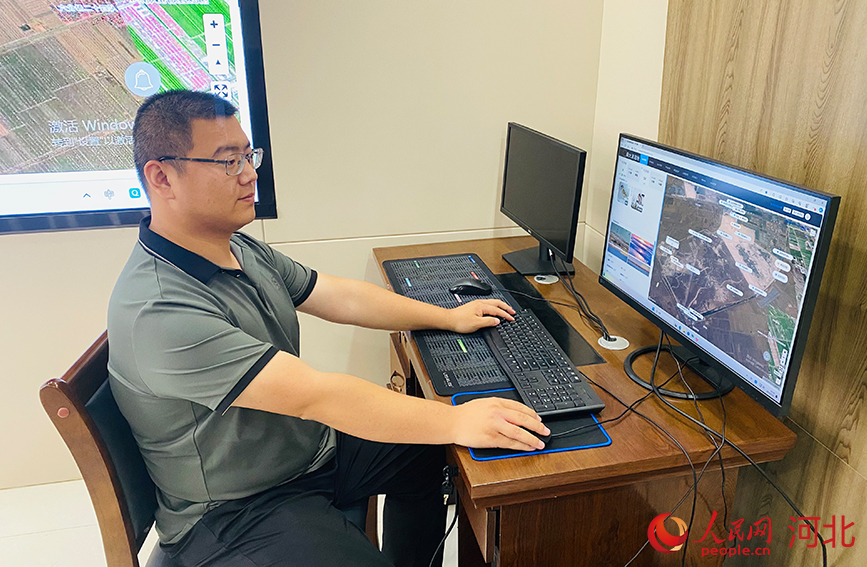工作人员使用科研监测一体化平台进行实时监测。人民网记者 方童摄