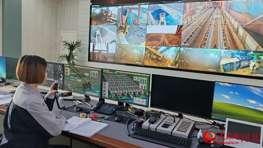 中控室中控员正在通过智能化操作系统，调整船舶作业流量。人民网记者 杨文娟摄