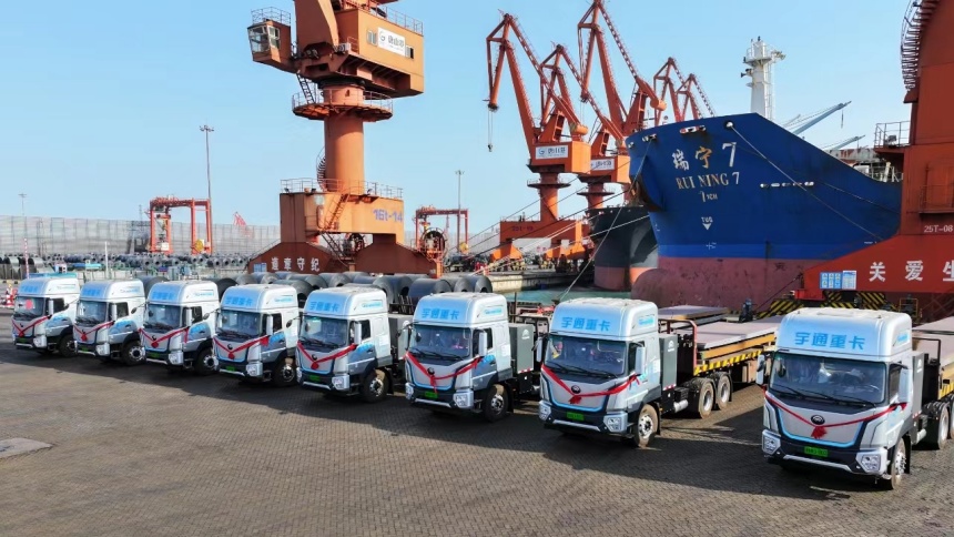 唐山港京唐港区的新能源重卡。唐港股份供图