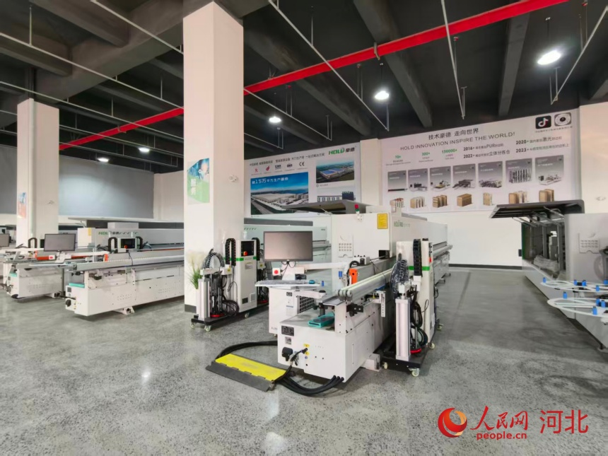 无极绿色家居产业集群内采用的先进共享设备。人民网记者 朱延生摄